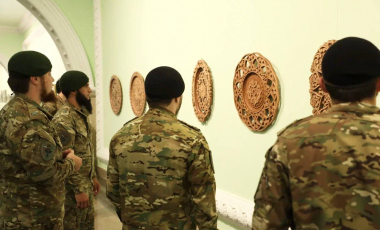 Росгвардейцы приняли участие в открытии выставки «Бесконечность, орнамент вайнахов» в Грозном