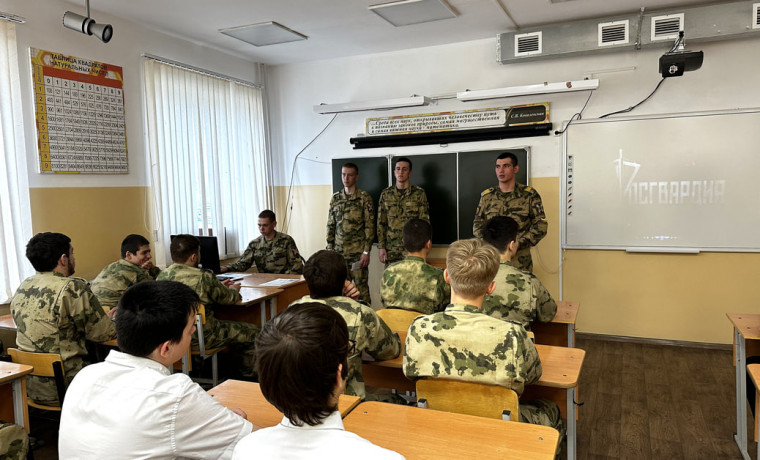 Курсанты Пермского военного института Росгвардии рассказали грозненским школьникам о своей учёбе