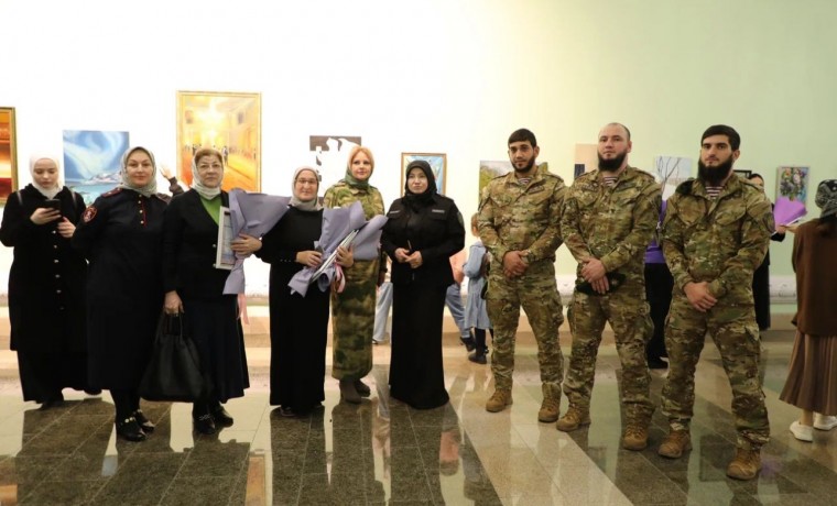 Сотрудники Росгвардии посетили открытие выставки ко Дню матери в Грозном