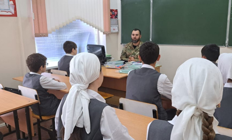 «Урок мужества» с участником СВО: в Серноводской школе прошла встреча с Валидом Чабдархановым