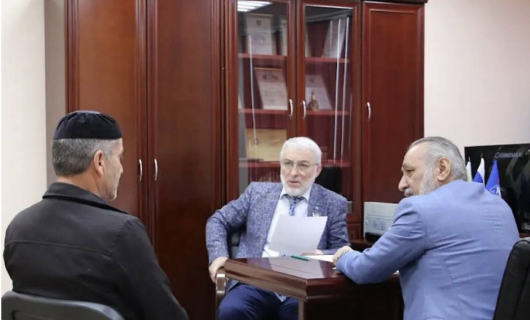 Парламентарии провели в Грозном прием граждан по вопросам ЖКХ