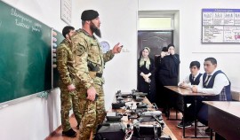 Сотрудники ОМОН «АХМАТ-Крепость» провели патриотический урок для грозненских школьников| грозный, чгтрк