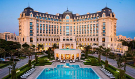 Большинство гостиниц и отелей включены в реестр Росаккредитации и легально продолжают работу