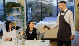 Россияне стали чаще оставлять чаевые в кафе и барах