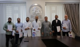 Динаев передал благодарственные письма от депутатов Госдумы и сенаторов Совфеда чеченским медикам| грозный, чгтрк