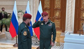 Виктор Золотов вручил Рамзану Кадырову краповый берет