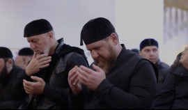 Рамзан Кадыров вместе с соратниками совершил пятничную молитву в мечети имени Хамзата