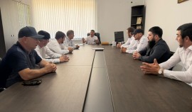 Активисты «Молодой Гвардии Единой России» поздравили работников нефтегазовой отрасли с праздником
