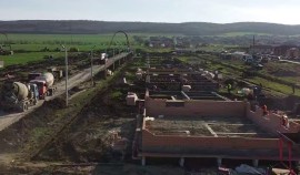 Рамзан Кадыров проинспектировал ход строительства домов для семей, пострадавших от стихии| грозный, чгтрк