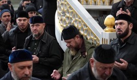 Рамзан Кадыров совершил праздничный Ид-намаз вместе с соратниками и жителями республики