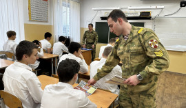 Курсанты Росгвардии из Перми провели профориентационное занятие с грозненскими школьниками