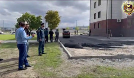 Прокурор Ахматовского района Грозного с инспекцией посетил благоустройство дворовых территорий