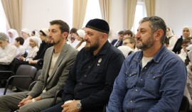 Представители «Единой России» навестили воспитанников спецшколы для слепых и слабовидящих в Грозном