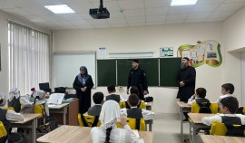 В селе Нагорное полицейские и богослов пообщались со школьниками