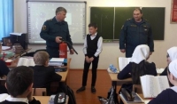 Школьников ЧР обучают практическим действиям при пожаре