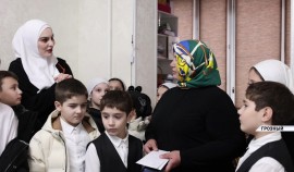 Внуки Ахмата-Хаджи Кадырова передали денежные средства юной Айшат Катаевой для борьбы с недугом