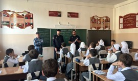 В Алхан-Кале полицейские провели встречу со школьниками о традициях, этикете и законе