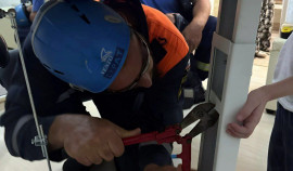 Спасатели МЧС России вызволили палец ребенка из швейной машины в Грозном