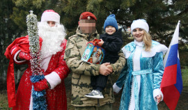 Дед Мороз специального назначе-ния поздравил семью  военнослужащего ОГВ(с)