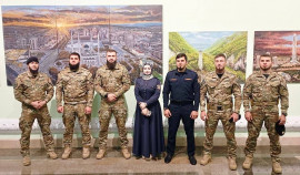 Росгвардейцы посетили открытие выставки художника Зилавди Яшуркаева в Грозном