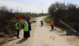 В Курчалоевском районе ЧР в рамках нацпроекта «Инфраструктура для жизни» проводится ремонт моста.