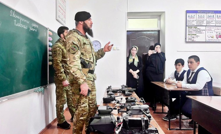 Сотрудники ОМОН «АХМАТ-Крепость» провели патриотический урок для грозненских школьников