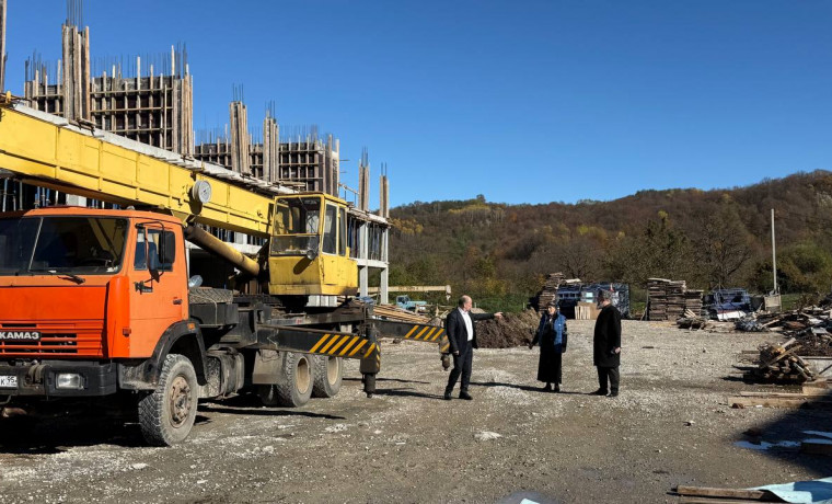 В селе Ведено строят пятиэтажный дом для переселенцев из оползневых зон