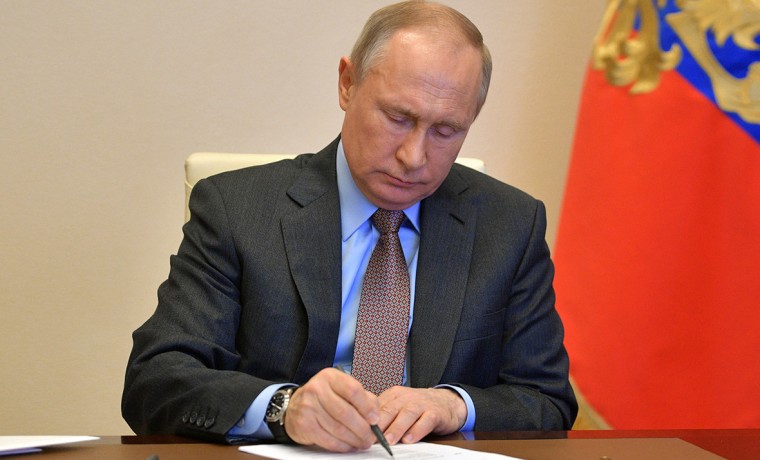 Владимир Путин подписал закон об ужесточении наказания за оскорбление ветеранов