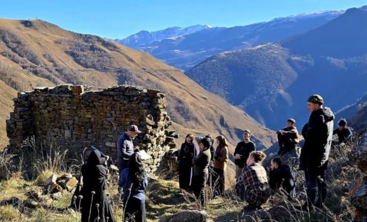 Студенты ГГНТУ изучили Шикаройский историко-архитектурный комплекс в рамках выездного занятия