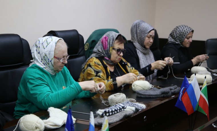 Активистки «Женского движения Единой России» связали тёплые носки для участников СВО