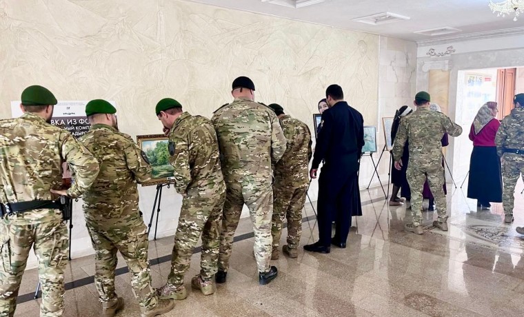 Росгвардейцы посетили выездную выставку чеченских художников в Аргуне