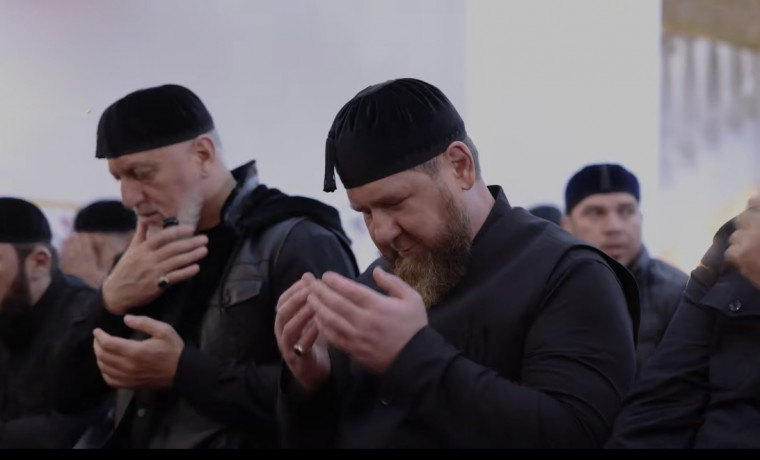 Рамзан Кадыров вместе с соратниками совершил пятничную молитву в мечети имени Хамзата