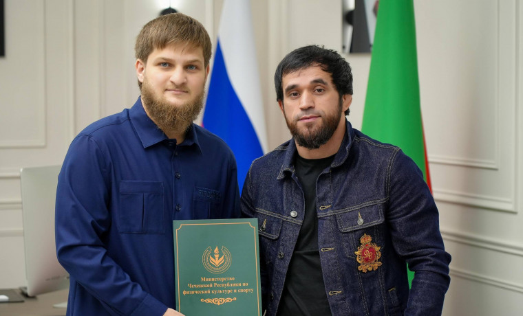Ахмат Кадыров передал ключи от квартиры бойцу клуба «Ахмат» Расулу Албасханову