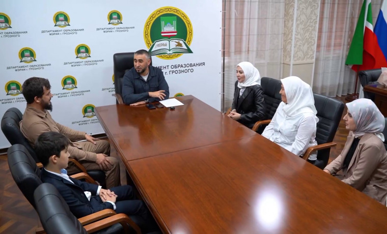 РОФ им. А.-Х. Кадырова исполнил мечту школьника, пожелавшего отправить свою учительницу в Умру