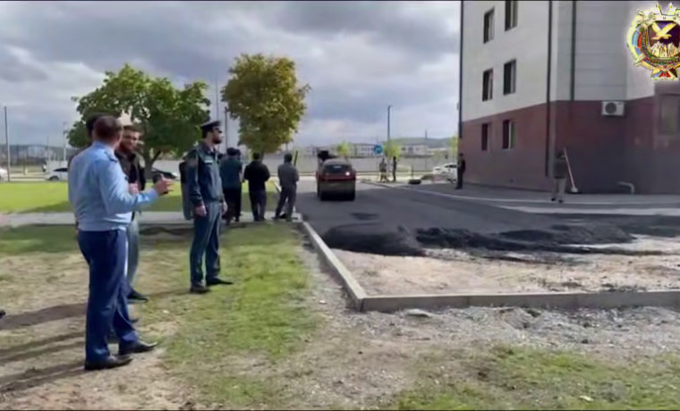 Прокурор Ахматовского района Грозного с инспекцией посетил благоустройство дворовых территорий