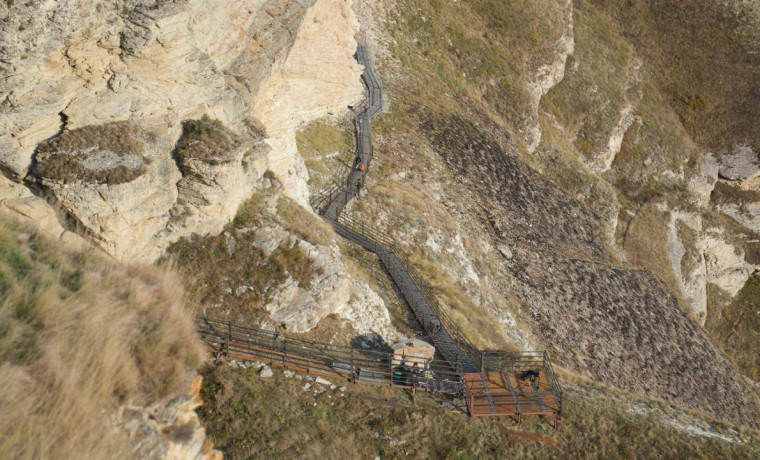 В древнем селе Харкарой строят лестницу в 1000 ступеней к горной пещере