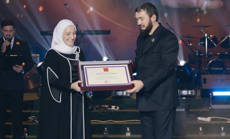 Владимир Путин наградил Хадижат Кадырову Почётной грамотой Президента РФ