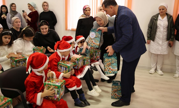 Воспитанники школы-интерната для слепых и слабовидящих в Грозном получили подарки от «Единой России»