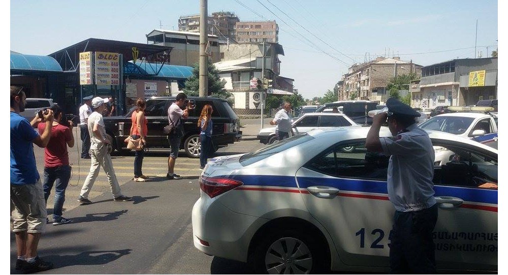 В Ереване оппозиция захватила здание полка ППС и требует отставки властей Армении