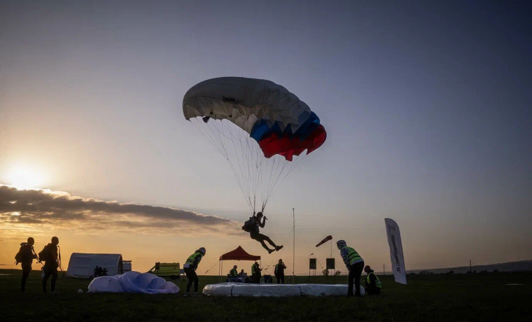 Около 900 прыжков совершили спортсмены на соревнованиях по парашютному спорту в Чеченской Республике