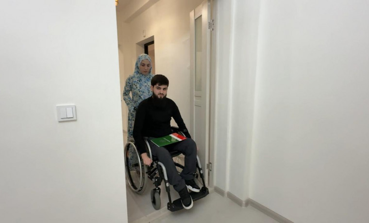 РОФ им. А.-Х. Кадырова подарил благоустроенную квартиру инвалиду первой группы из Грозного