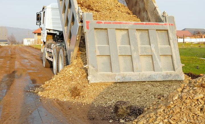 В селе Тевзана строят новую гравийную дорогу по обращению жителей