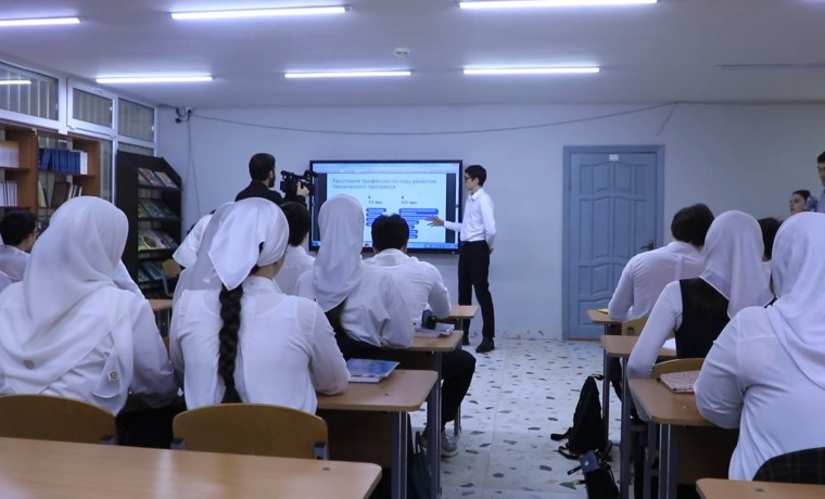 В Президентском лицее Грозного прошёл «Урок цифры» по теме «Видеоплатформа»