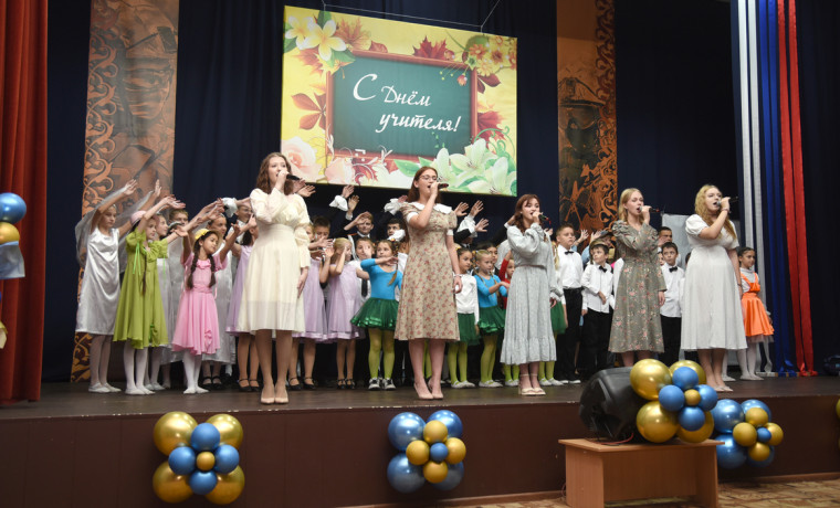 Военнослужащие Росгвардии в Грозном поздравили педагогов ведомственной школы с Днем учителя