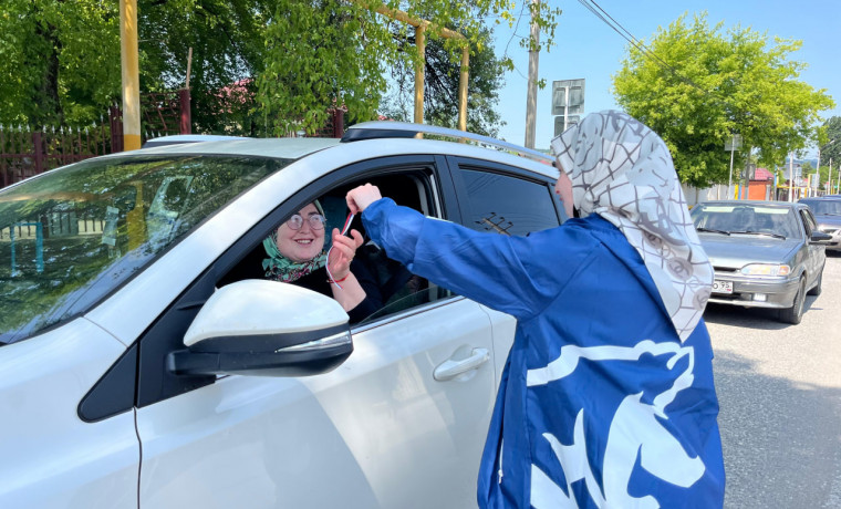 В ЧР «Единая Россия» провела патриотическую акцию по раздаче триколор-лент в День России