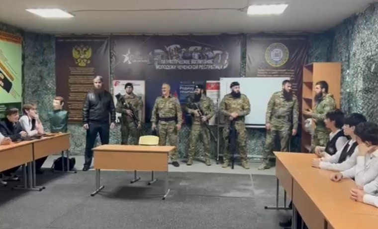 Сотрудники ОМОН «АХМАТ-1» провели «Урок мужества» для воспитанников образовательного центра «Квант»