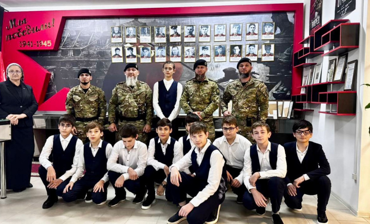  Росгвардейцы провели урок Мужества в одной из грозненских школ