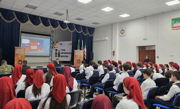 Военнослужащие ОГВ(с) провели для школьников тематическое занятие в Грозном