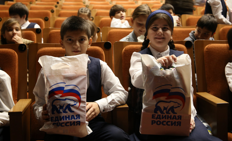 «Единая Россия» и «Защитники Отечества» организовали для детей участников СВО поход на спектакль