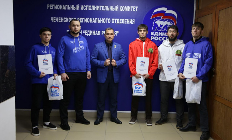 «Единая Россия» наградила чеченских молодогвардейцев, участвовавших в уборке береговой линии Анапы